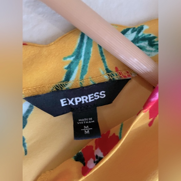 Express Medium Scalloped Yellow Floral Sleeveless V Neck Top - Picture 4 of 5